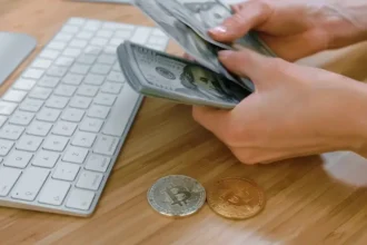 Americans who keep their savings in traditional bank accounts could be missing out on hundreds or even thousands of dollars in annual interest, according to a new analysis. While the national average annual percentage yield (APY) on savings accounts stands at just 0.38%, several high-yield savings accounts currently offer guaranteed returns between 4% and 5% APY, according to data from the Federal Deposit Insurance Corporation (FDIC), Forbes Advisor and YourBestSavings.com. The analysis estimates that someone with $50,000 in savings could earn up to $1,855 more per year by switching from an average traditional savings account to one offering a higher yield. Experts say the gap has widened as the Federal Reserve has maintained elevated interest rates in recent months. However, they caution that these higher returns may not last if the Fed begins lowering rates later this year or in early 2027. The report notes that many Hispanic households continue to keep their savings in traditional banks because of familiarity, concerns about digital banking or lack of information, potentially missing out on higher returns. According to the U.S. Bureau of Labor Statistics, inflation reached 3.5% annually in June 2026, meaning savings earning less than 1% annually continue to lose purchasing power. Among the highest-yield savings accounts available as of July 7 were: Varo Bank: Up to 5.00% APY on the first $5,000. GO2bank: 4.50% APY on the first $5,000. St. Mary's Credit Union: 4.50% APY on balances up to $50,000. Axos Bank: 4.21% APY, subject to eligibility requirements. Forbright Bank: 4.15% APY with no minimum deposit. Financial experts recommend verifying that a bank is insured by the FDIC, or by the National Credit Union Administration (NCUA) for credit unions, before opening an account. They also advise checking whether promotional rates apply only to certain balance limits and reviewing any monthly maintenance fees or account requirements. Analysts say opening a high-yield savings account typically takes only a few minutes and could allow savers to lock in higher interest rates before they begin to decline.
