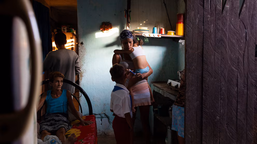The crisis in Cuba through a family surviving on 60 dollars a month | De Último Minuto English