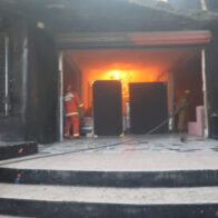 Fire affects furniture store in Villa Consuelo; firefighters deploy units to control the flames | De Último Minuto English