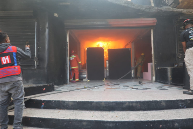 Fire affects furniture store in Villa Consuelo; firefighters deploy units to control the flames | De Último Minuto English