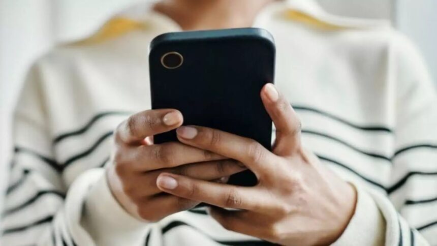 France bans social media for children under 15, becoming the first EU country to do so | De Último Minuto English