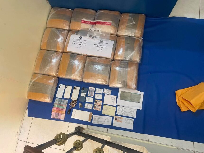"Authorities seize 13 bales of marijuana and arrest two people in Azua" | De Último Minuto English