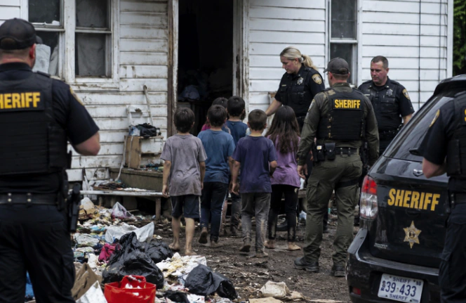 16 children rescued from an Ohio home: they were "almost feral" and living among excrement | De Último Minuto English