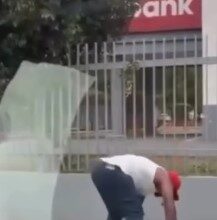 Man caught destroying a traffic sign in the middle of a public road in Santo Domingo | De Último Minuto English