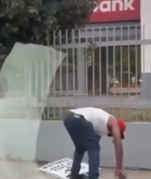 Man caught destroying a traffic sign in the middle of a public road in Santo Domingo | De Último Minuto English