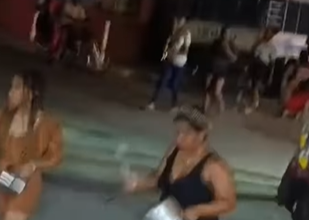 Community members hold a pot-banging protest in front of a police station demanding justice for the death of a young man | De Último Minuto English