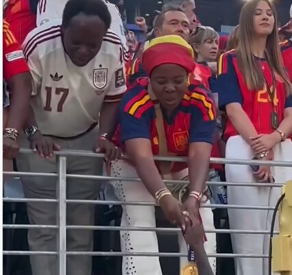 Nico Williams gives his World Cup medal to his mother after Spain's victory