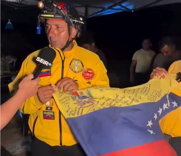 Venezuelan rescuers get flag tattoos after weeks of rescue work with Mexico's Topos Aztecas