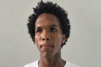 Young man wanted for allegedly assaulting his 15-year-old ex-partner; teenager remains in critical condition | De Último Minuto English