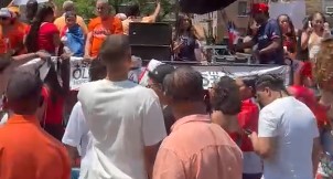 The songs produced at Planeta Alofoke are the most played at the Dominican Day Parade in the Bronx | De Último Minuto English