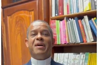 Father Mario de la Cruz congratulates President Abinader and congressmen for the new Penal Code | De Último Minuto English