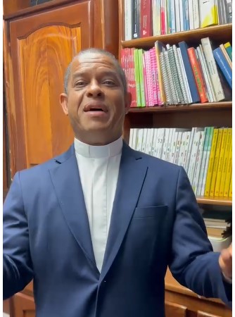 Father Mario de la Cruz congratulates President Abinader and congressmen for the new Penal Code | De Último Minuto English
