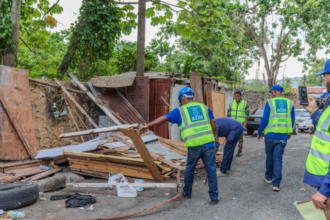 City Hall recovers sidewalks in Arroyo Hondo after removing 11 irregular structures | De Último Minuto English