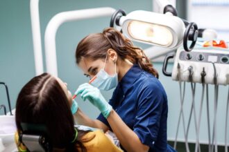 Pretrial detention requested against fake dentist for causing permanent injuries to a patient in La Vega | De Último Minuto English