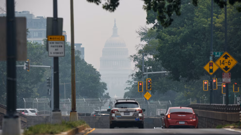 Trump considers raising tariffs on Canada due to wildfire smoke affecting the United States | De Último Minuto English