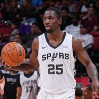David Jones-García will remain with the Spurs after signing a new two-way contract | De Último Minuto English