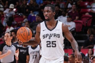 David Jones-García will remain with the Spurs after signing a new two-way contract | De Último Minuto English