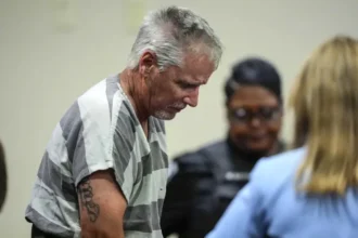 A United States judge sentences the father of a school shooter to 15 years in prison | De Último Minuto English