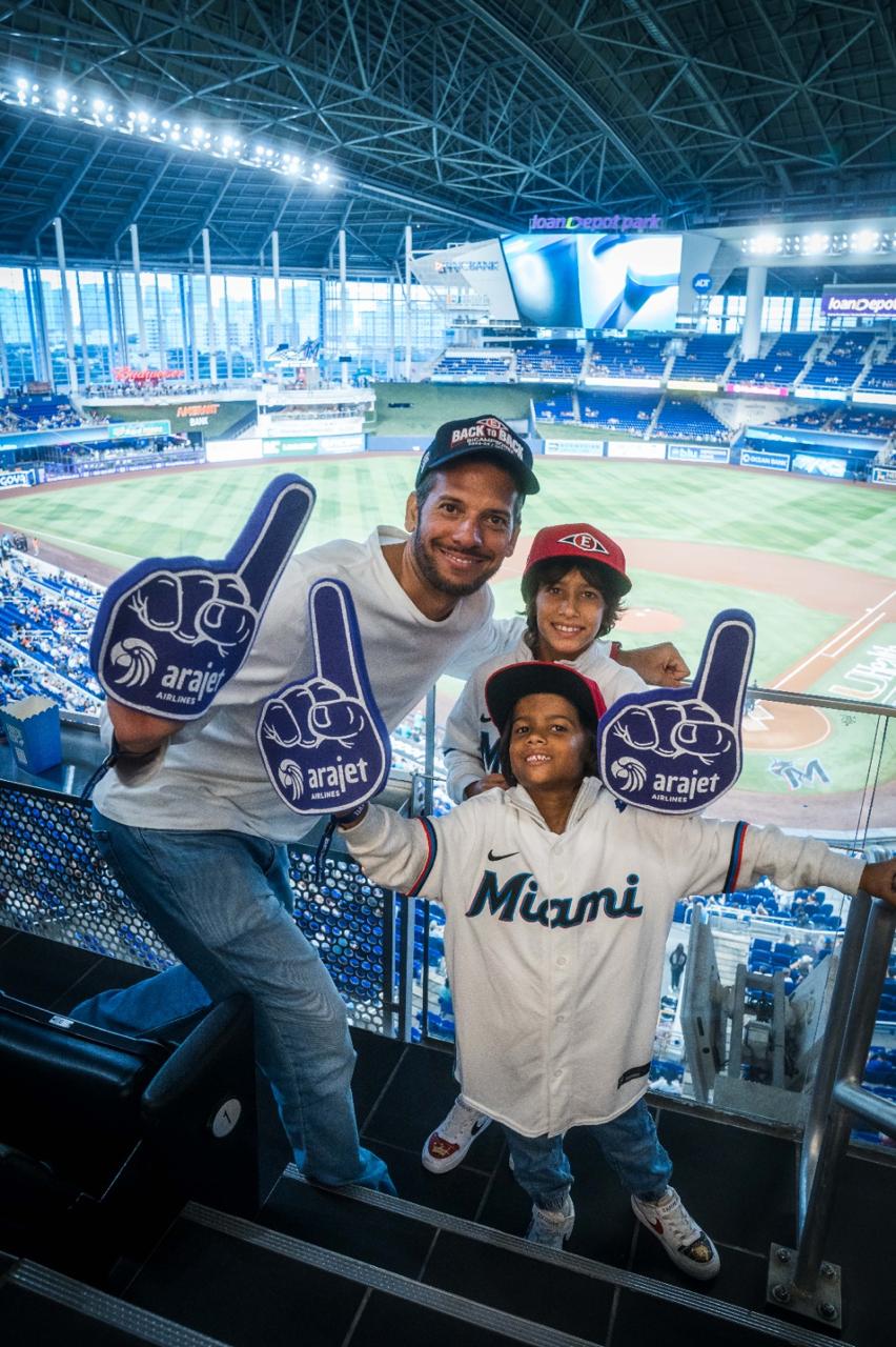 Arajet surprises Dominican father with a trip with his family to Marlins Park in Miami | De Último Minuto English