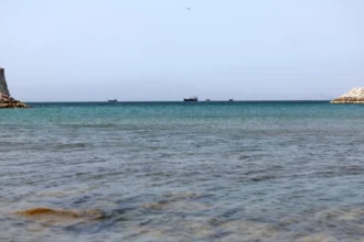 Iran warns it will block passage through Hormuz to ships that accept frozen Iranian funds | De Último Minuto English