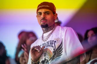 Chris Brown must pay nearly US$13 million to a domestic worker attacked by one of his dogs | De Último Minuto English