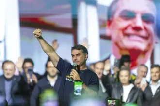 Lula's party denounces Flávio Bolsonaro before Brazil's Electoral Justice for questioning electronic voting machines | De Último Minuto English