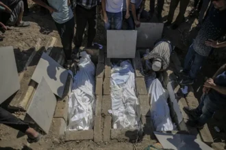 Israel kills six members of a family, including the four minor children, in Gaza City | De Último Minuto English