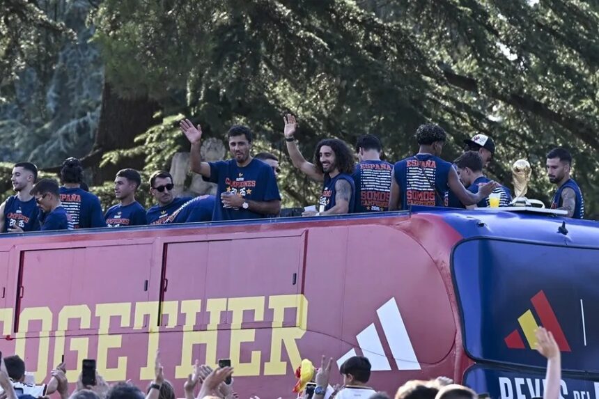 Thousands of fans accompany Spain in the celebration of its second World Cup | De Último Minuto English