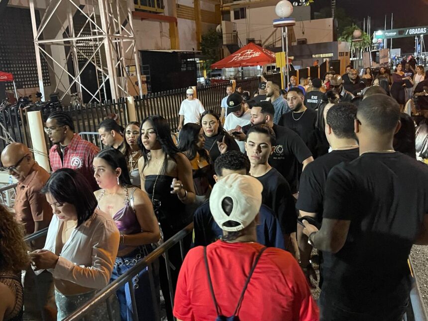 Encarnación Fans pack Cibao Stadium to celebrate Arcángel's 20-year career | De Último Minuto English