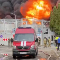 Ukraine claims strikes on Russian oil facilities as fire erupts at fuel depot | De Último Minuto English
