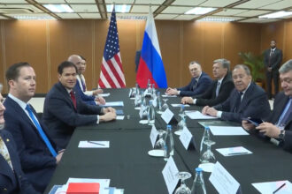 U.S. and Russian officials meet to discuss ending war in Ukraine | De Último Minuto English