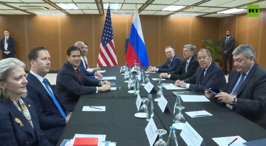U.S. and Russian officials meet to discuss ending war in Ukraine | De Último Minuto English