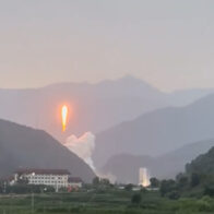 Lightning strikes Chinese rocket moments after liftoff, mission succeeds | De Último Minuto English