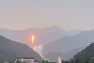 Lightning strikes Chinese rocket moments after liftoff, mission succeeds | De Último Minuto English