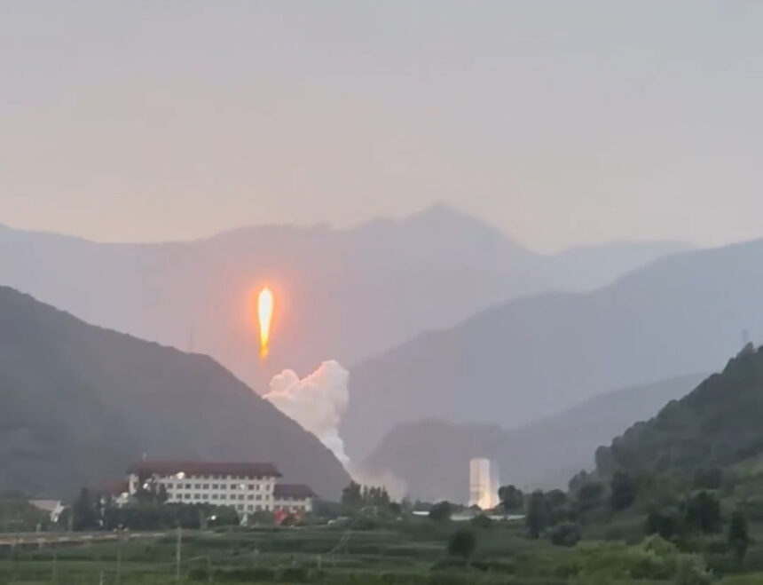 Lightning strikes Chinese rocket moments after liftoff, mission succeeds | De Último Minuto English
