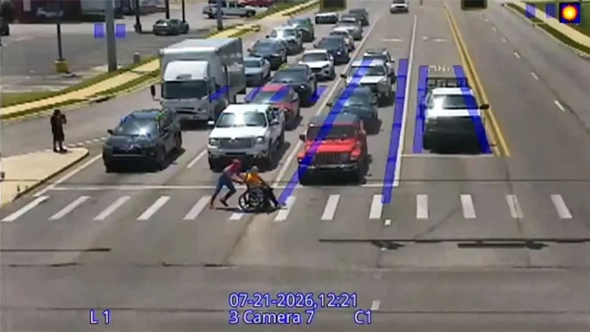 Driver dressed as Spider-Man leaps to the aid of man in a wheelchair | De Último Minuto English