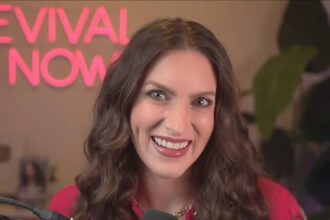 Woman shakes uncontrollably after meeting self-proclaimed apostle Kathryn Krick | De Último Minuto English