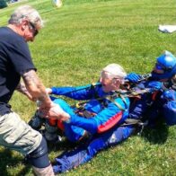 105-year-old Navy veteran celebrates birthday with tandem skydive | De Último Minuto English