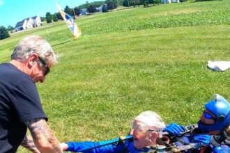 105-year-old Navy veteran celebrates birthday with tandem skydive | De Último Minuto English