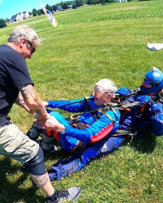 105-year-old Navy veteran celebrates birthday with tandem skydive | De Último Minuto English