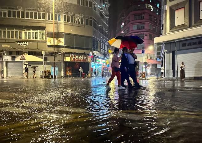 Powerful Typhoon Noul slams southern China, forcing mass evacuations | De Último Minuto English