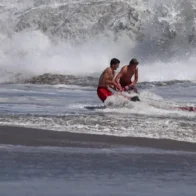 Dramatic California beach rescue caught on video as powerful surf, rip currents hit coast | De Último Minuto English