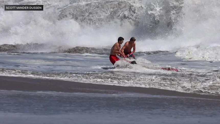 Dramatic California beach rescue caught on video as powerful surf, rip currents hit coast | De Último Minuto English