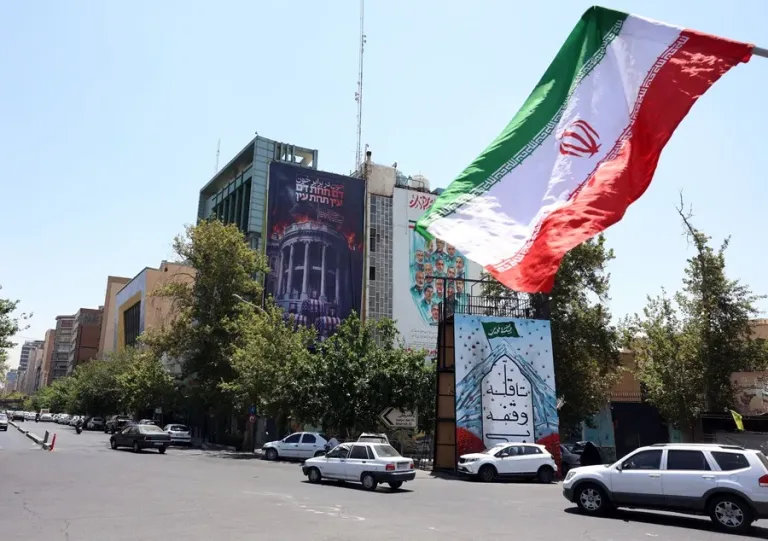 United States halts airstrikes on Iran while Trump awaits a diplomatic solution | De Último Minuto English