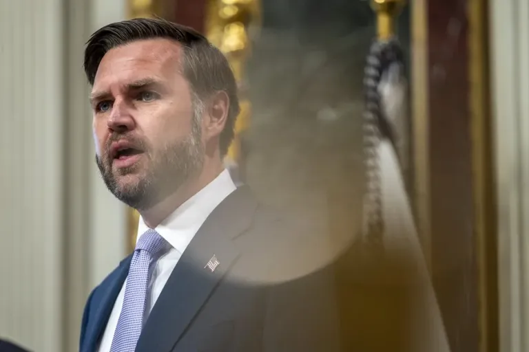 U.S. Vice President's bodyguard suspended for leaking information to the press | De Último Minuto English