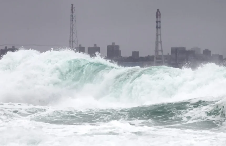Typhoon Bavi moves towards the southern islands of Japan with winds of more than 200 km/h | De Último Minuto English