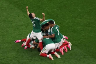 "Mexico beats Ecuador 2-0 and awaits England or the Democratic Republic of the Congo in the World Cup round of 16" | De Último Minuto English