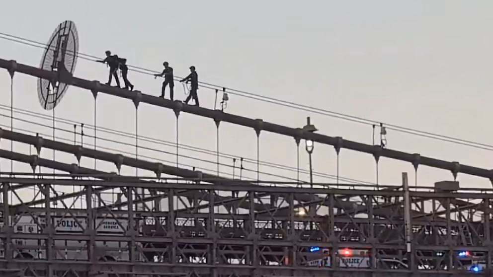 A woman climbed the cables of the Brooklyn Bridge at a height of 85 meters and paralyzed rush hour in New York | De Último Minuto English