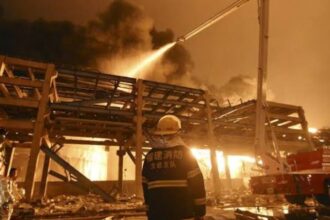Fire at a footwear factory in southeastern China leaves several trapped and casualties | De Último Minuto English