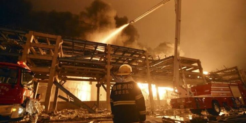 Fire at a footwear factory in southeastern China leaves several trapped and casualties | De Último Minuto English